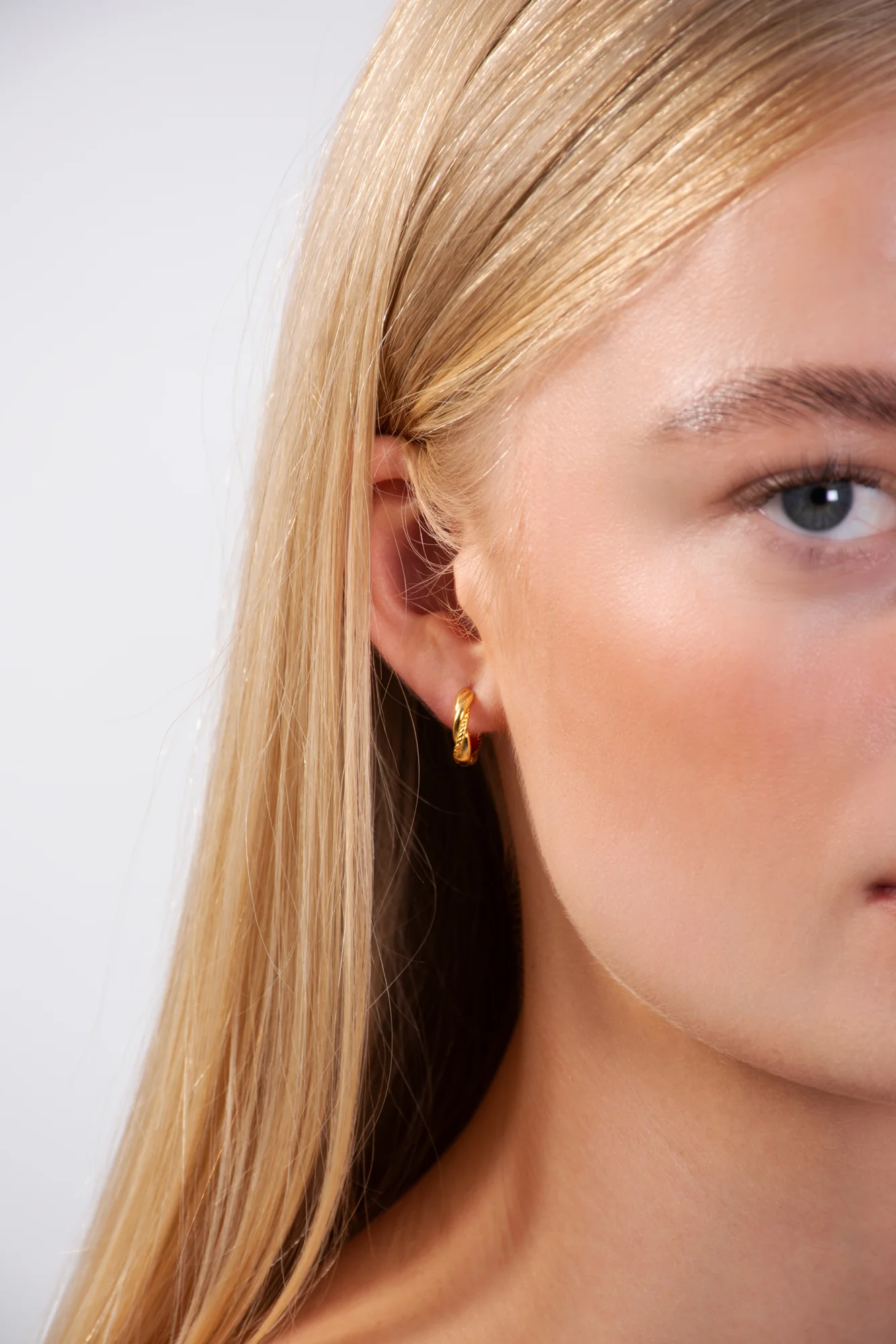 Twist Mini Hoop Earings - Image 4